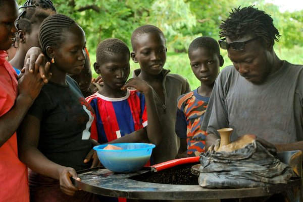 En quoi la pratique du Pilates Reformer peut-elle être bénéfique pour la rééducation posturale et quels exercices sont recommandés?