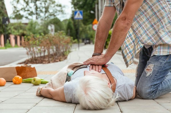 Comment les seniors peuvent-ils utiliser les techniques d'auto-massage pour soulager les tensions musculaires?
